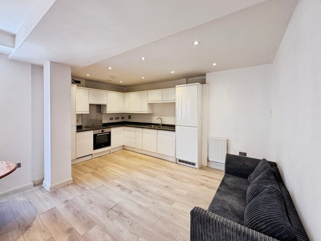 Flat Middle Gordon Road in Surrey Heath