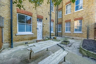 Flat Wontner Road in Greater London