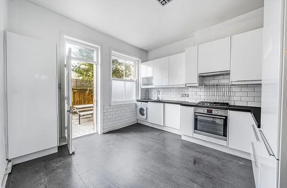 Flat Wontner Road in Greater London