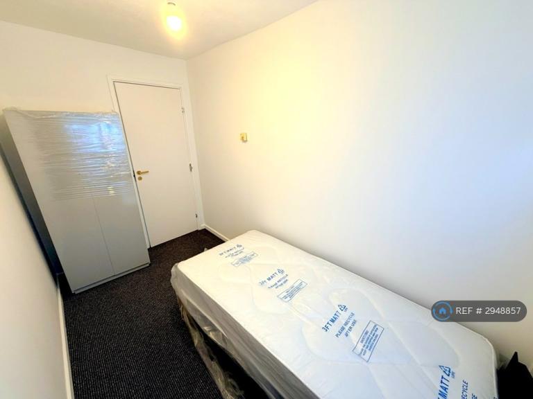 Flat Pointer Close in Greater London