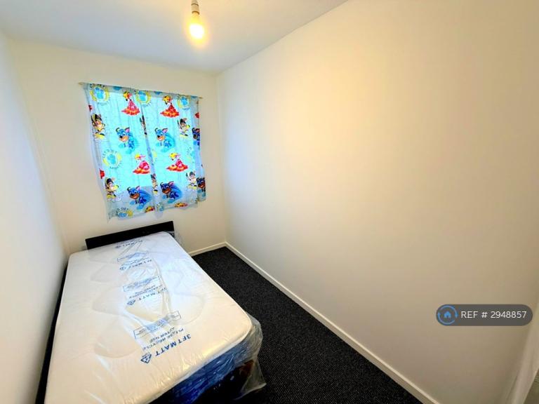 Flat Pointer Close in Greater London
