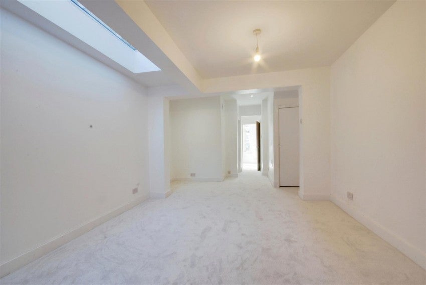 Flat Whippendell Road in Watford