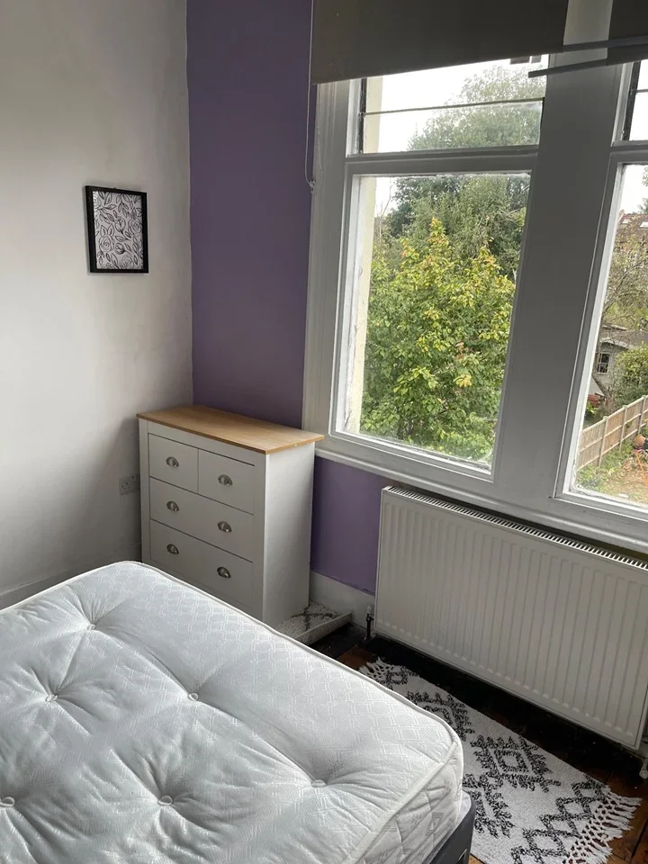 Room Eaton Park Road in Greater London