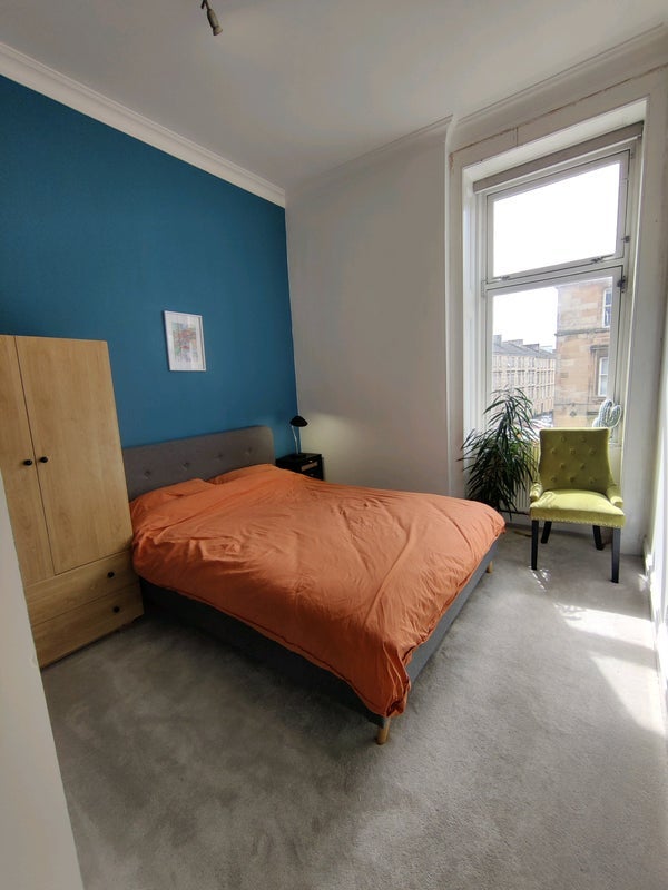 Room Whitehill Street in Glasgow