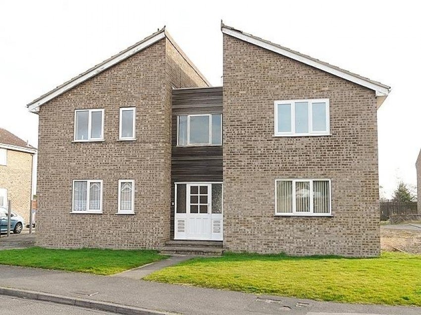 Flat Sycamore Road in Barlby