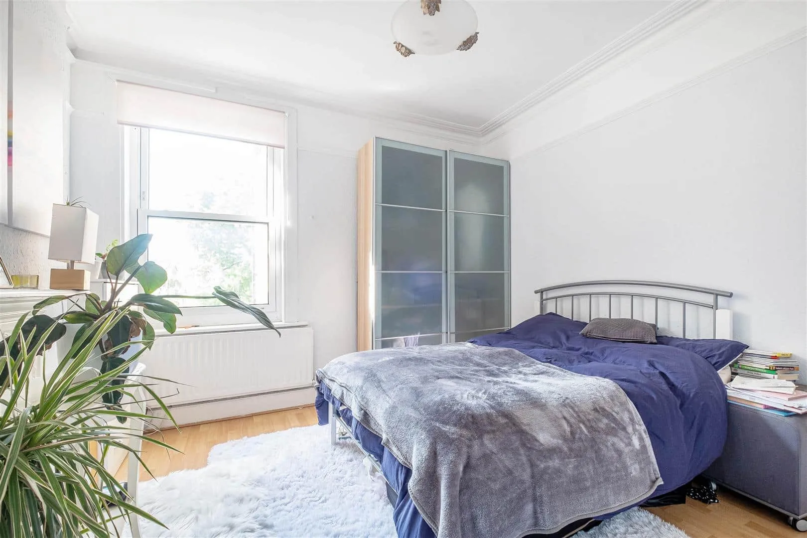 Room Upper Richmond Road West in Greater London