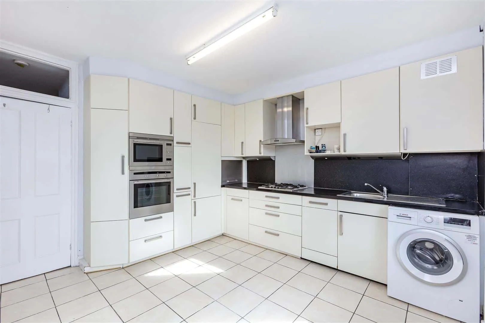 Room Upper Richmond Road West in Greater London