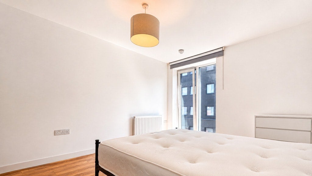 Flat Greenhill Way in Greater London