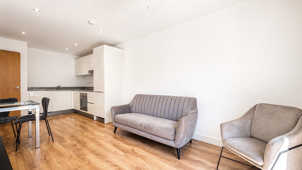 Flat Greenhill Way in Greater London