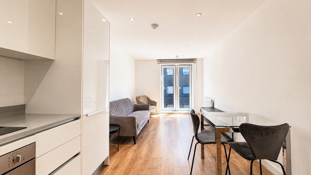 Flat Greenhill Way in Greater London
