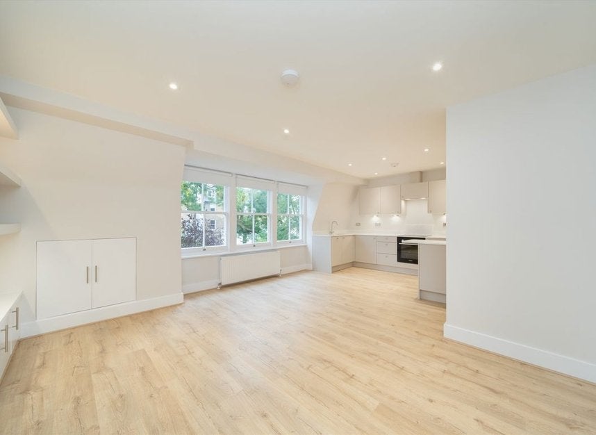 Flat Howitt Road in Greater London
