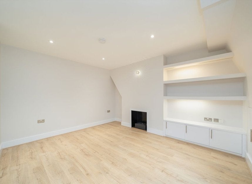 Flat Howitt Road in Greater London