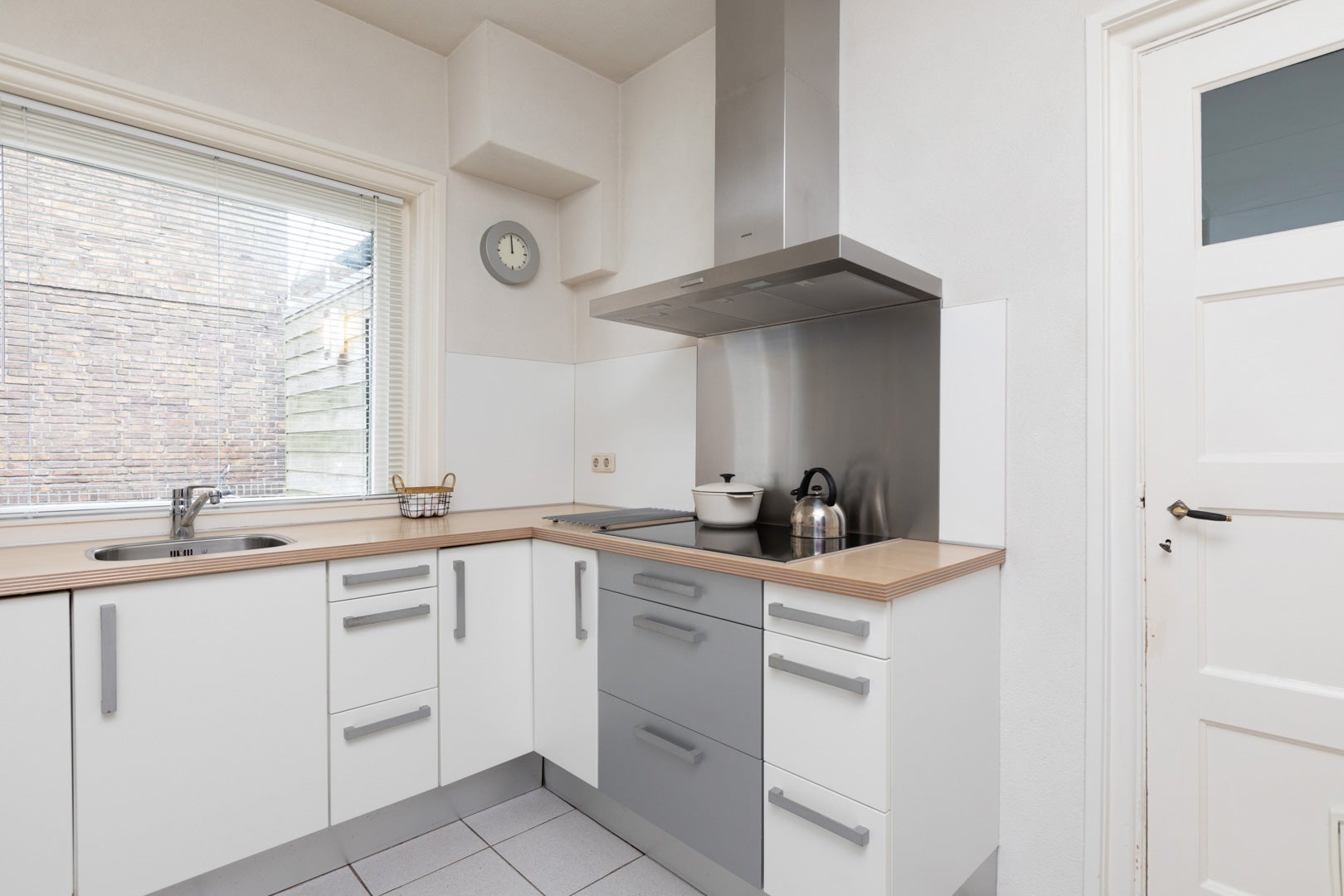Twee-onder-één-kap te koop: Leeuwarderweg 48, Sneek