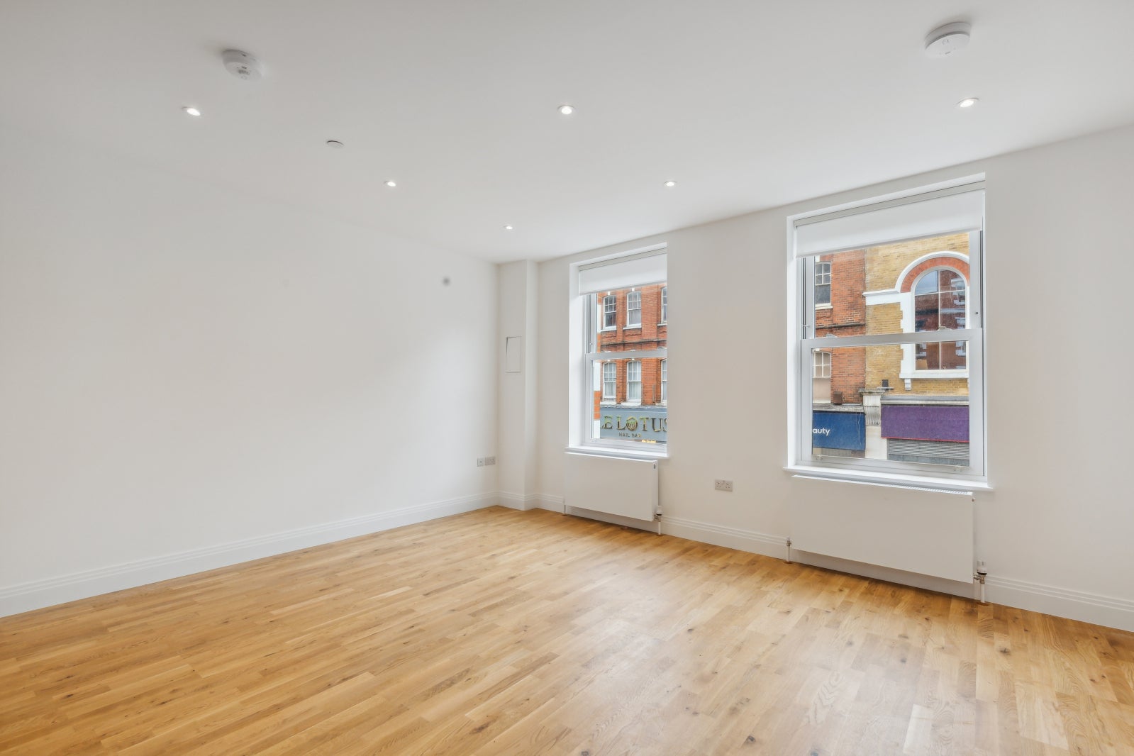 Flat Putney High Street in Greater London