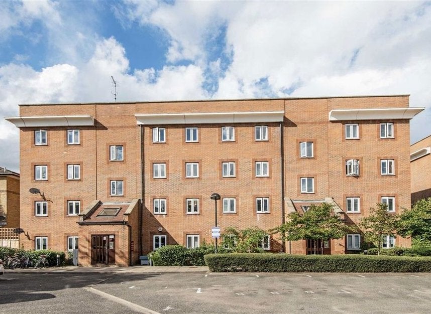Flat Nursery Lane in Greater London