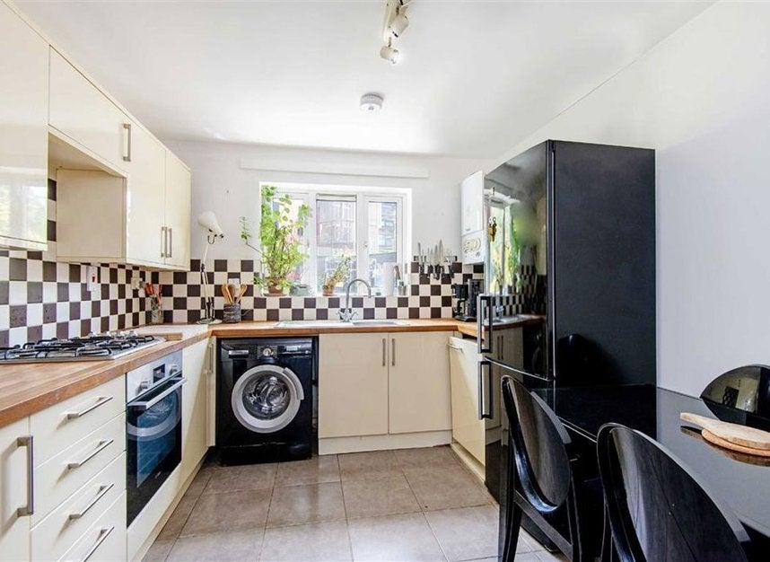 Flat Nursery Lane in Greater London