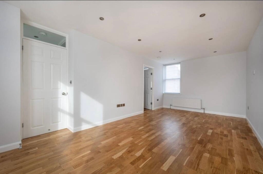 Flat Vauxhall Bridge Road in City of Westminster