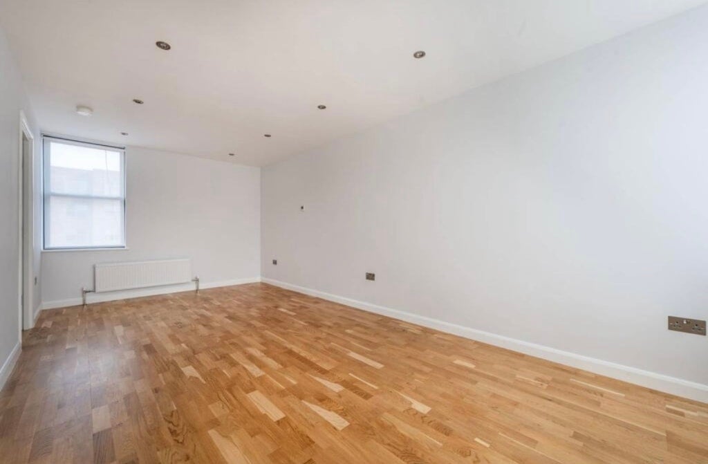 Flat Vauxhall Bridge Road in City of Westminster