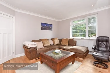 Flat Winchmore Hill Road in Greater London