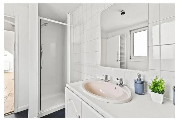 Room Pownall Road in Greater London