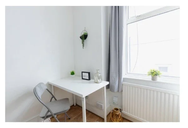 Room Pownall Road in Greater London