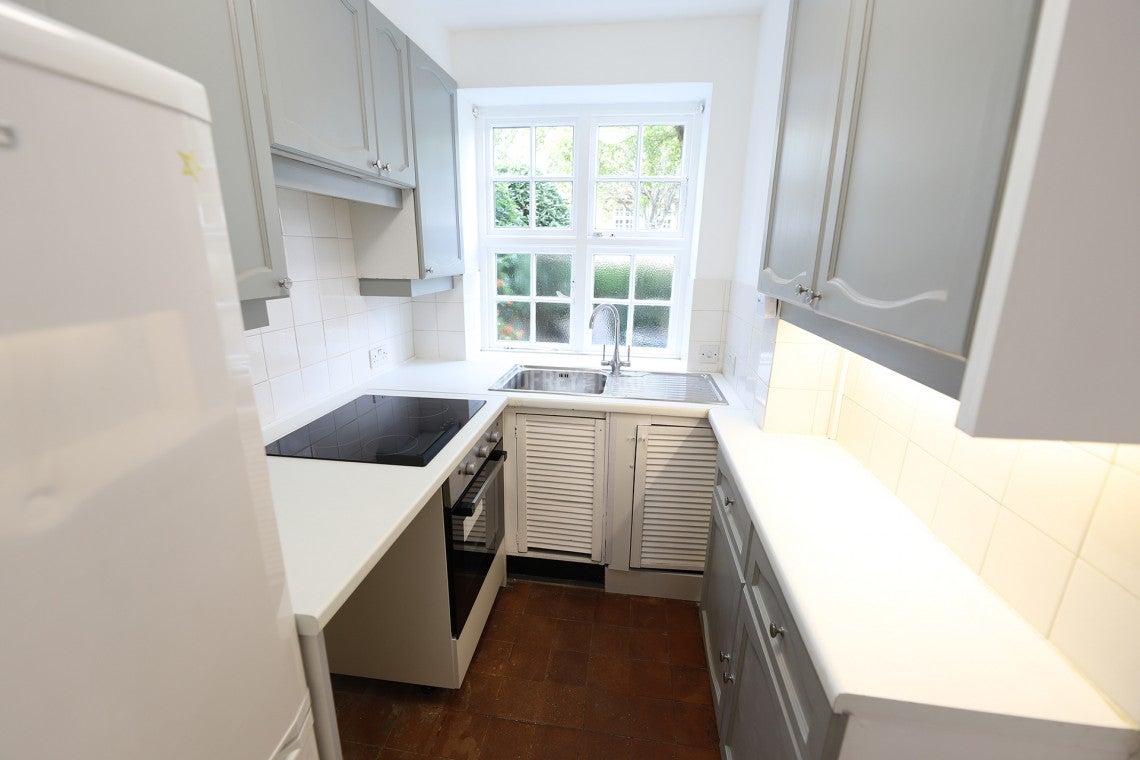 Flat Bigwood Road in Greater London
