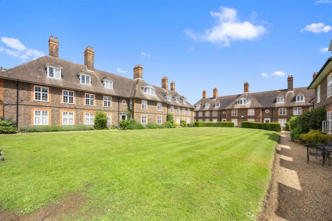 Flat Bigwood Road in Greater London