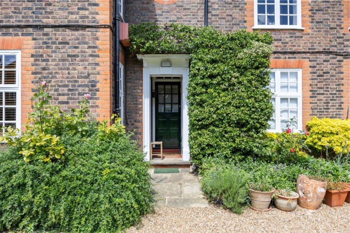 Flat Bigwood Road in Greater London