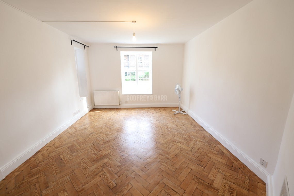 Flat Bigwood Road in Greater London