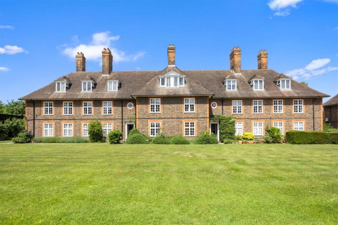 Flat Bigwood Road in Greater London