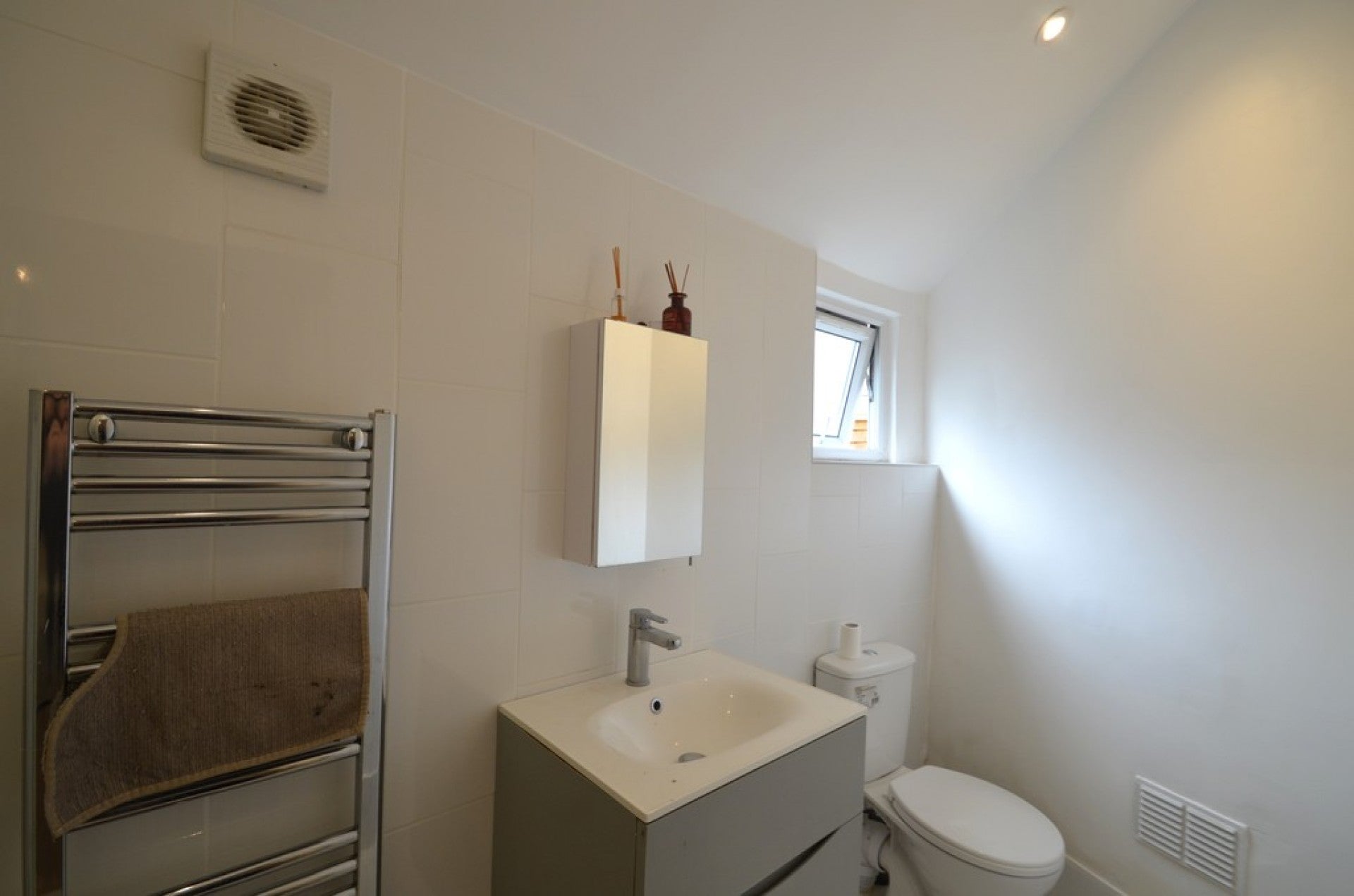 Flat Woodthorpe Road in Borough of Spelthorne