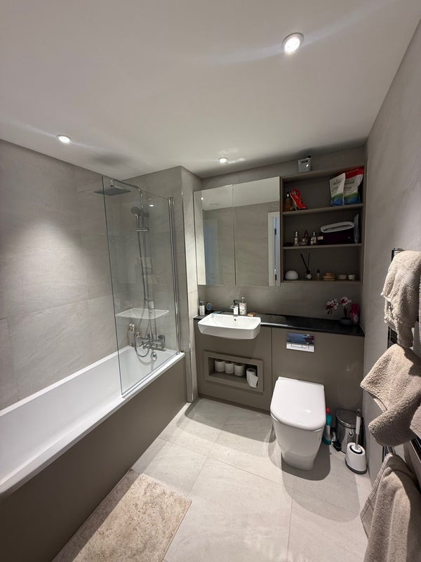 Room Charlow Close in Greater London