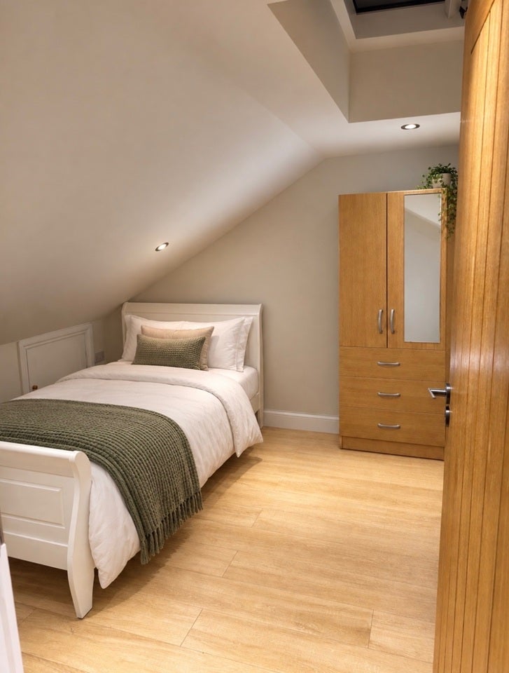 Room Durham Road in Greater London