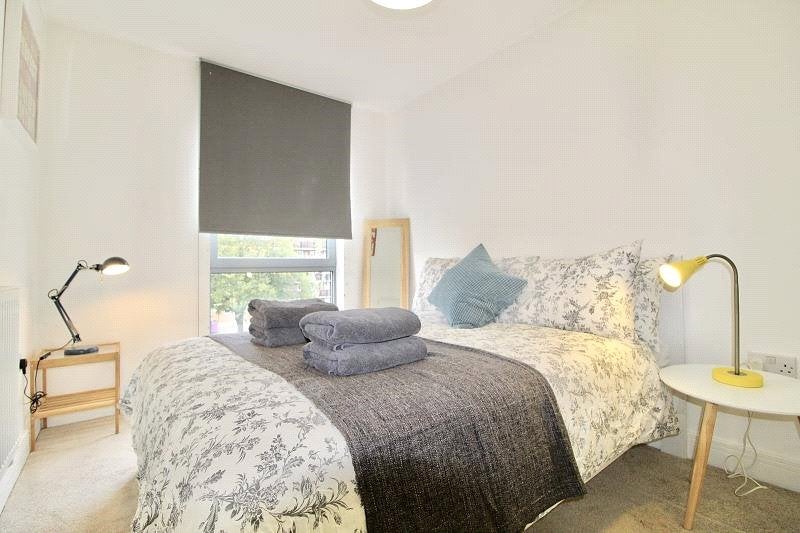Flat Christian Street in Greater London