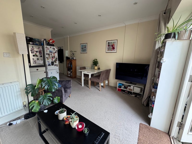 Room Lillie Road in Greater London