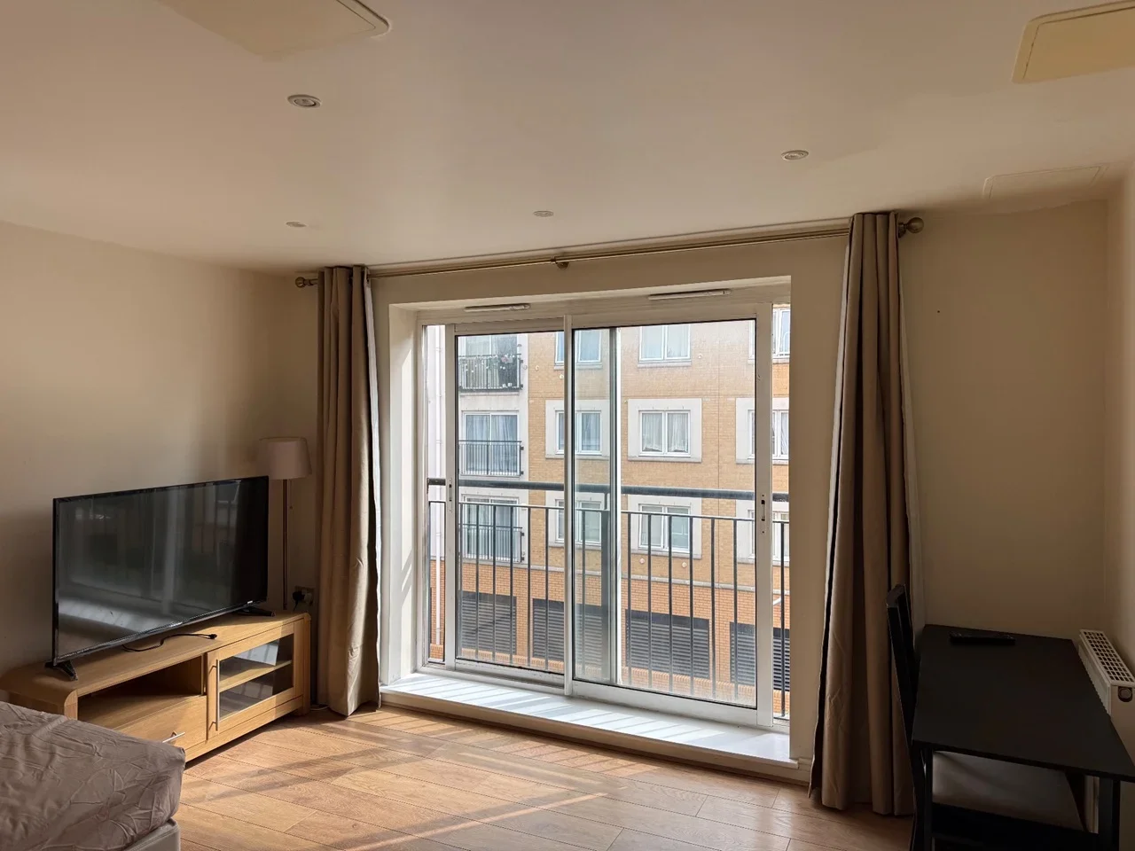 Room Newport Avenue in Greater London