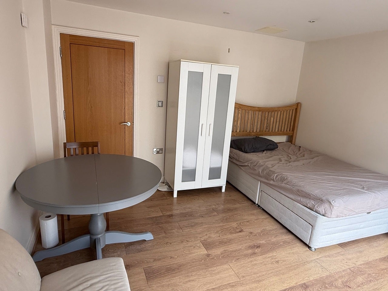 Room Newport Avenue in Greater London