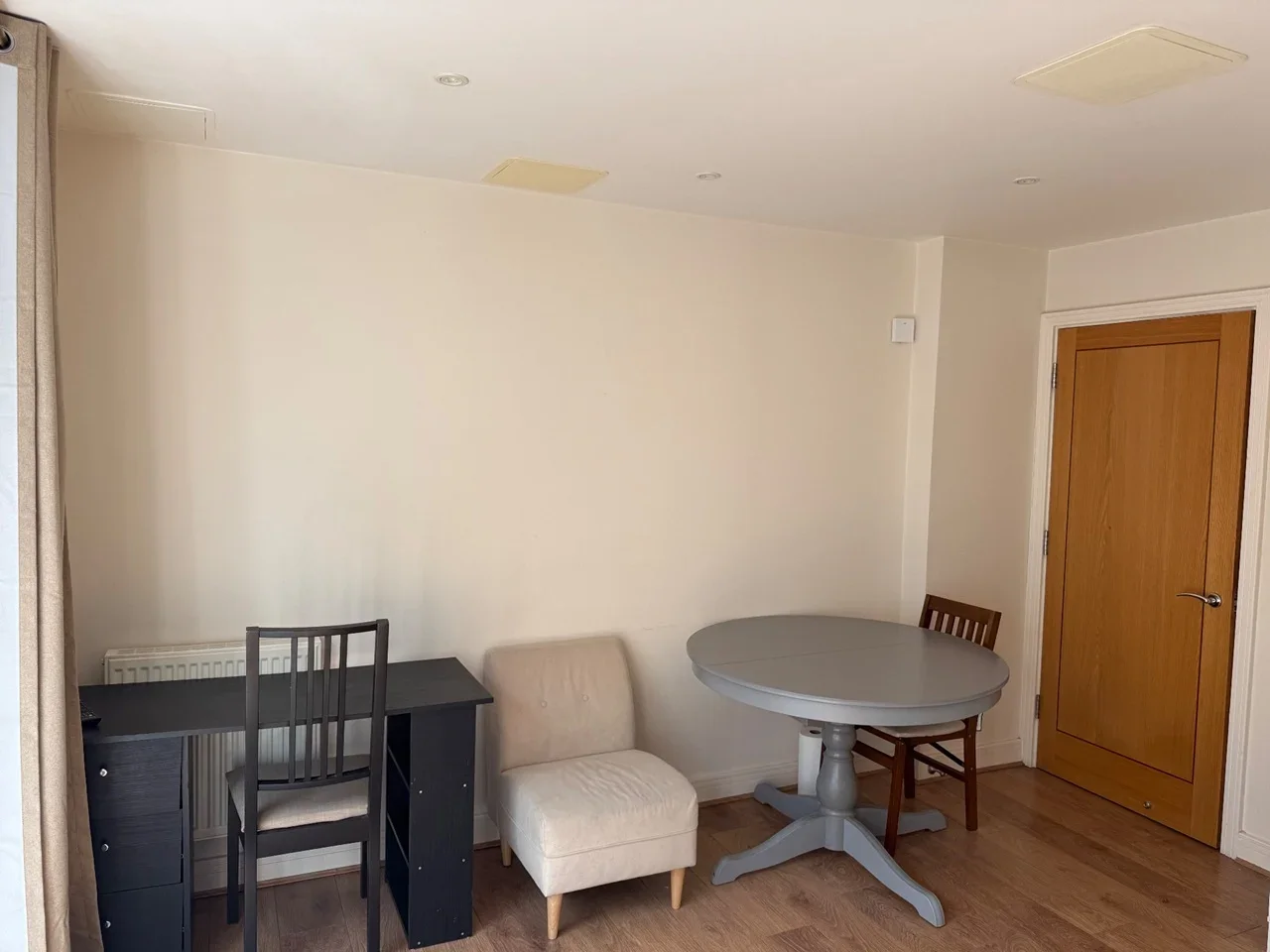Room Newport Avenue in Greater London