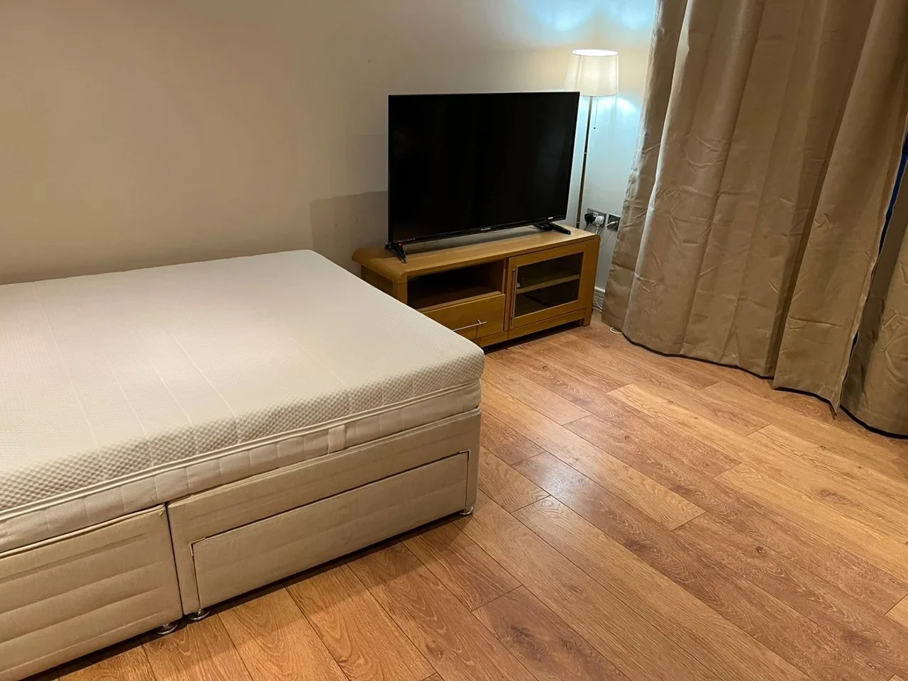 Room Newport Avenue in Greater London