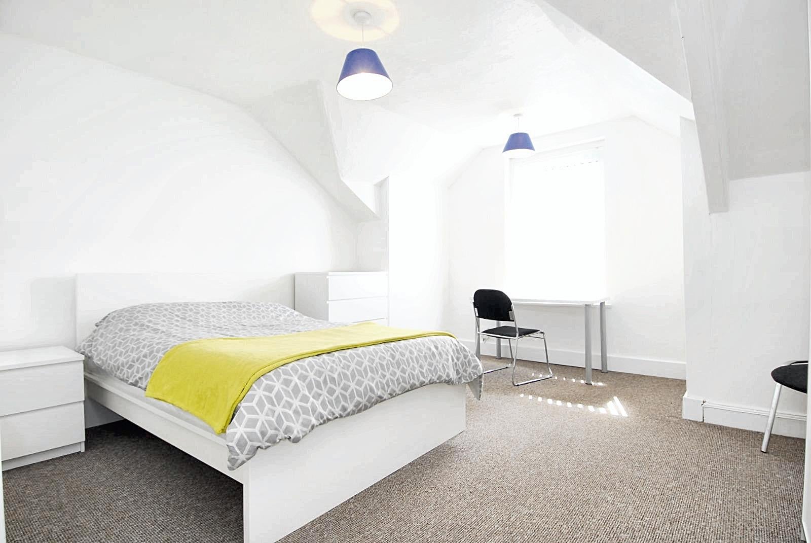Room Lockyer Road in Plymouth