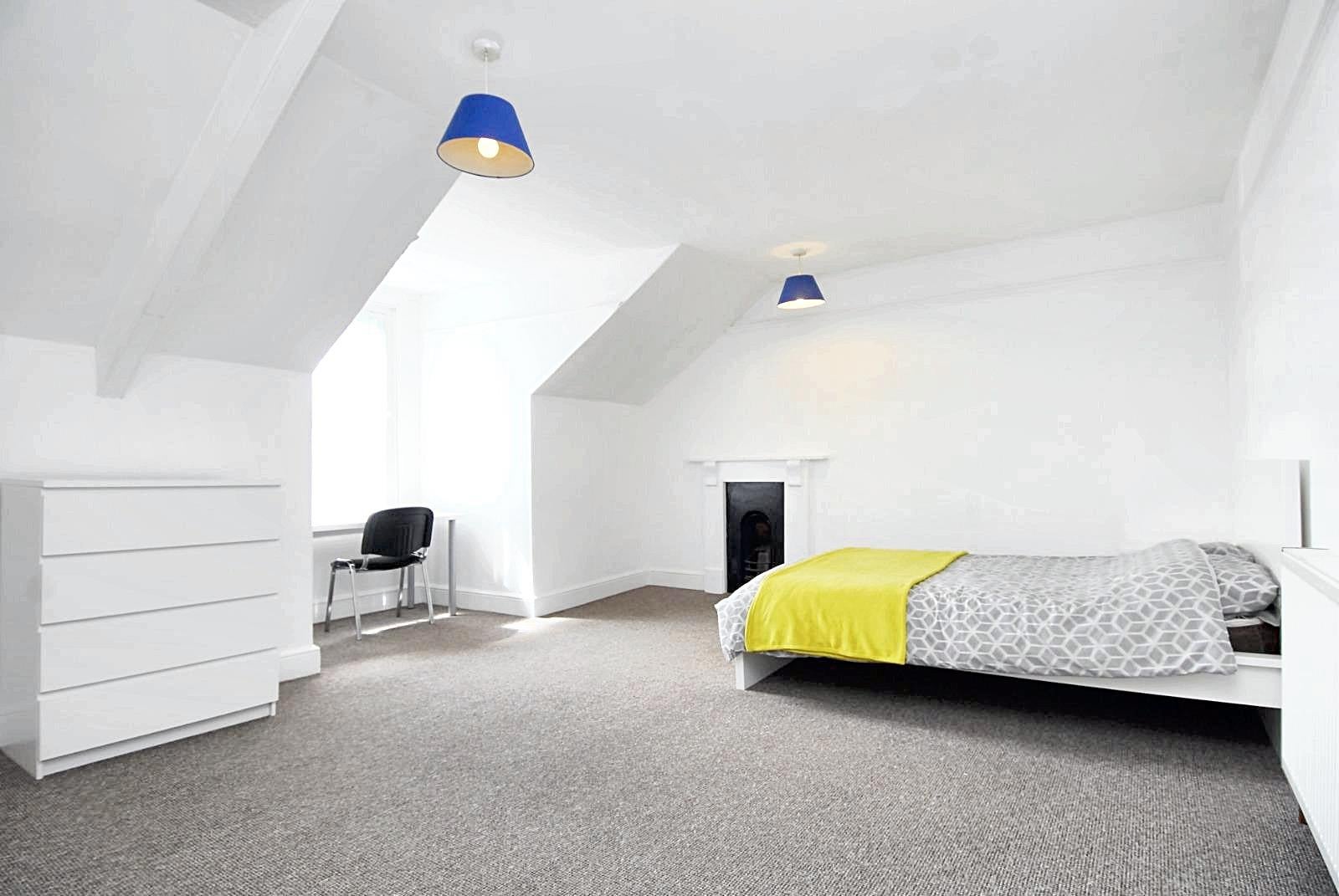 Room Lockyer Road in Plymouth