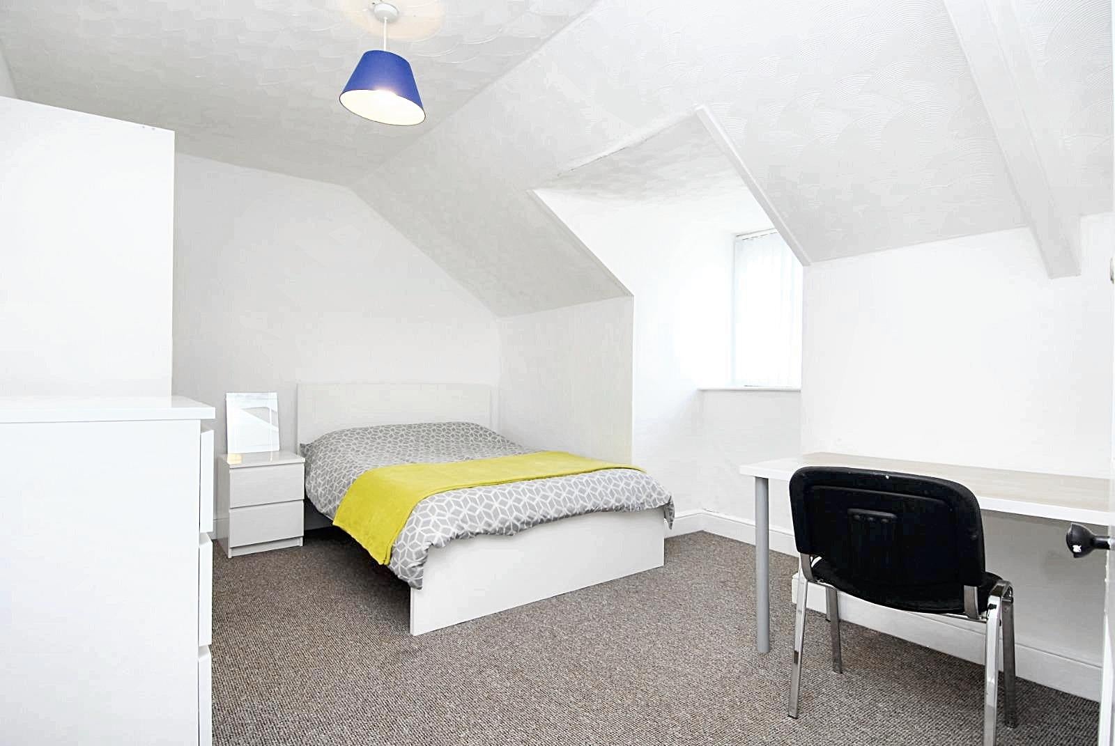 Room Lockyer Road in Plymouth