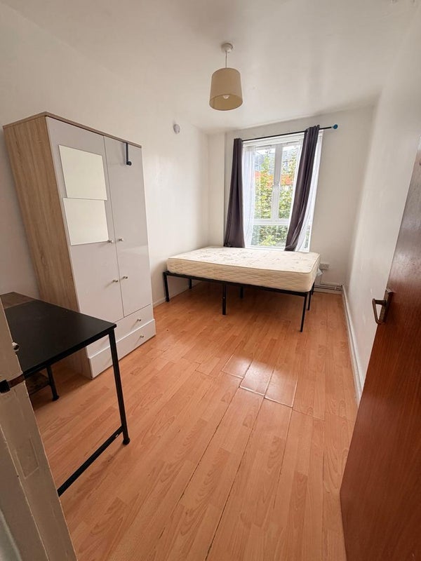 Flat Browning Street in Greater London
