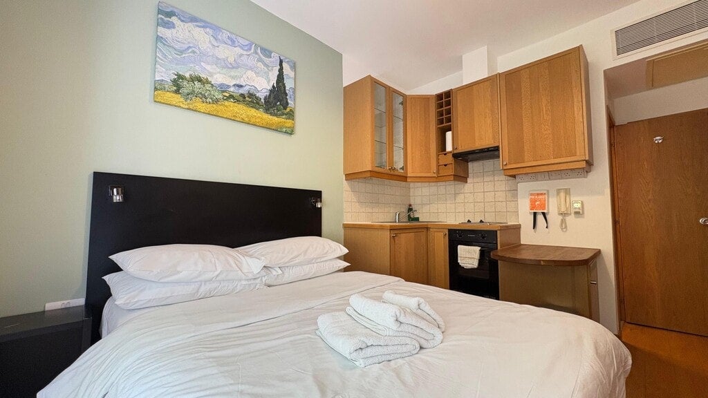 Flat Cartwright Gardens in Greater London