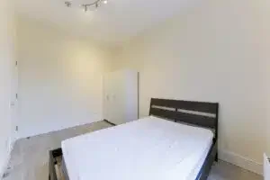 Flat Rosendale Road in Greater London
