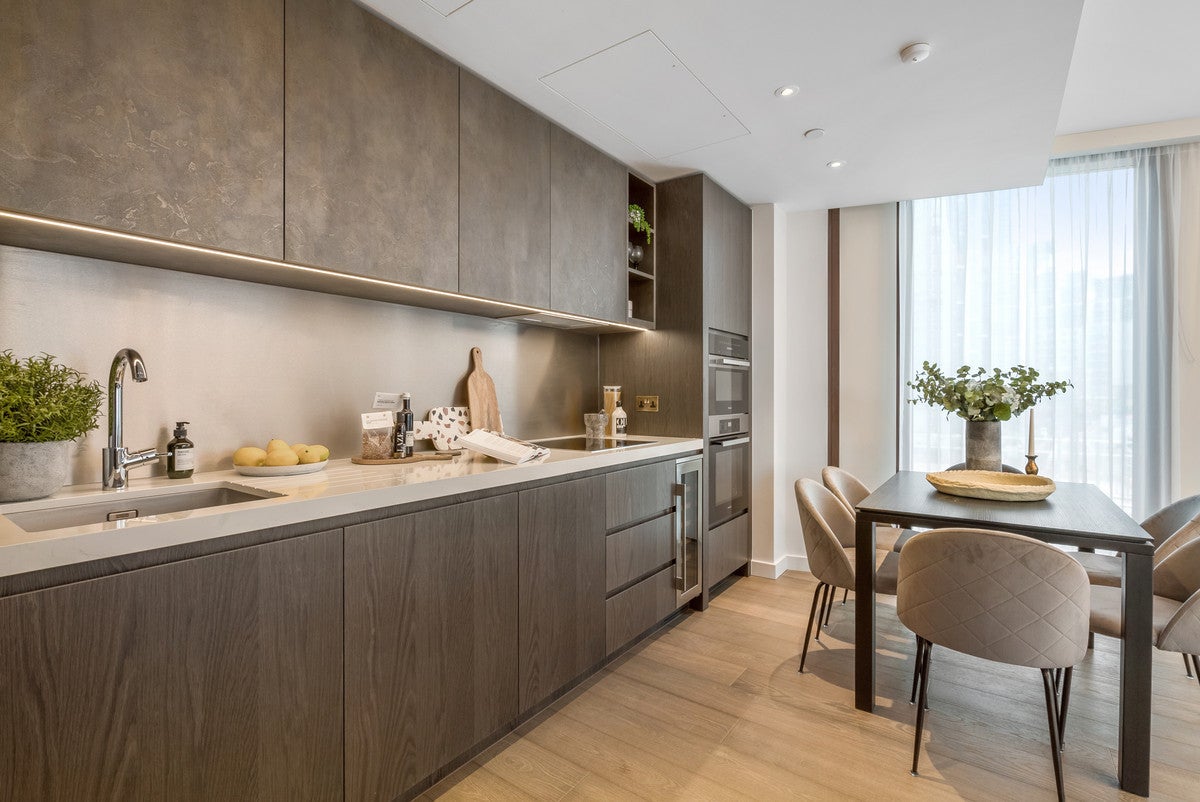 Flat Carnation Way in Greater London
