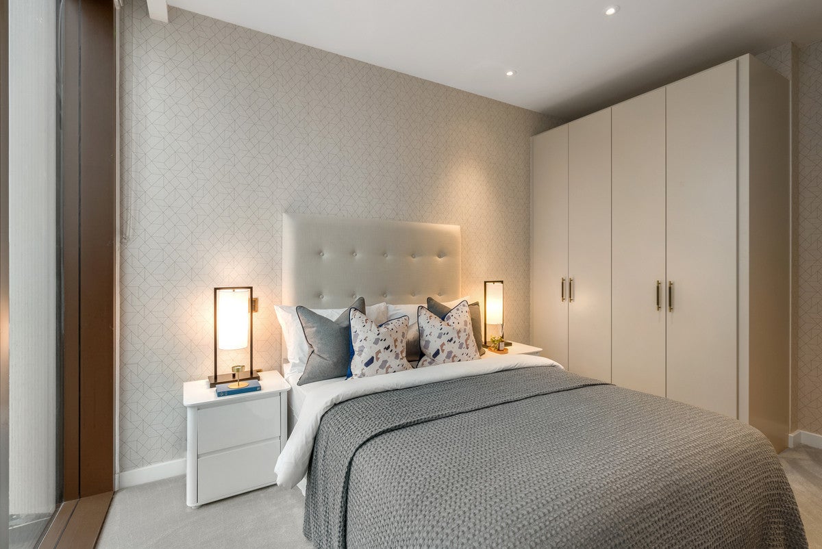 Flat Carnation Way in Greater London