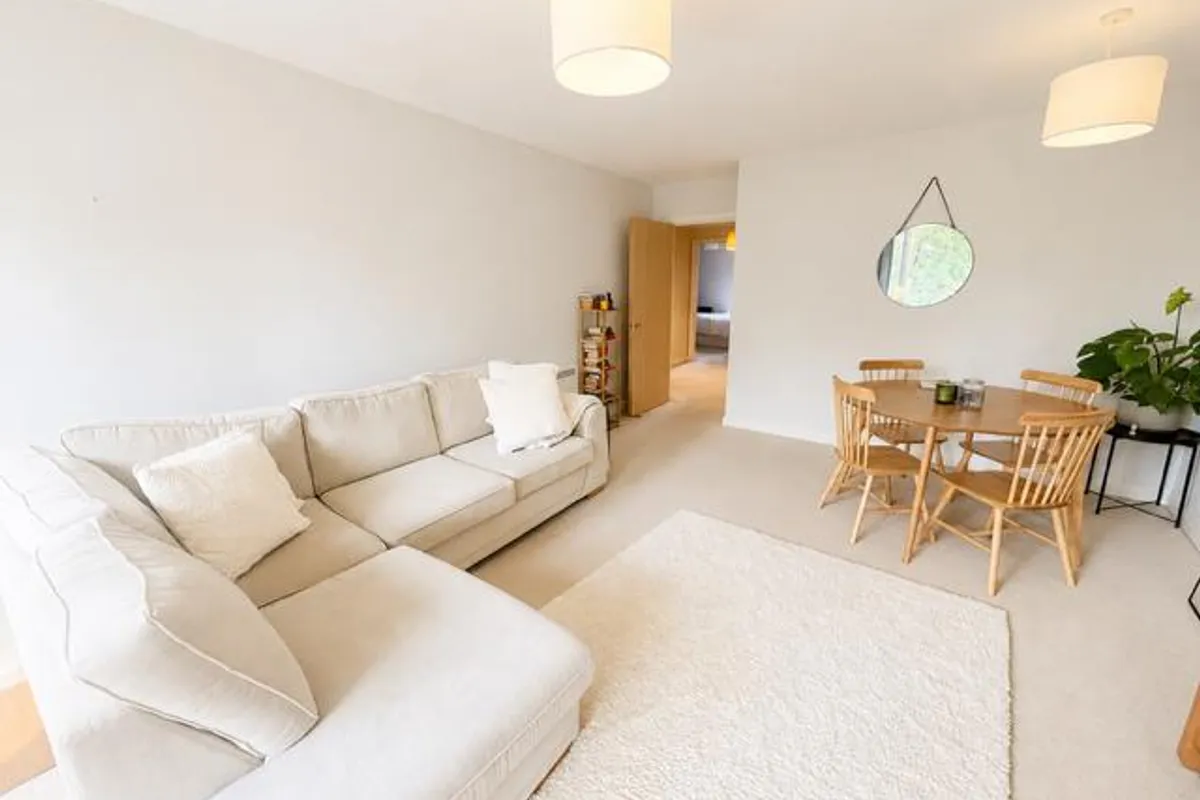 Flat Samuels Crescent in Cardiff