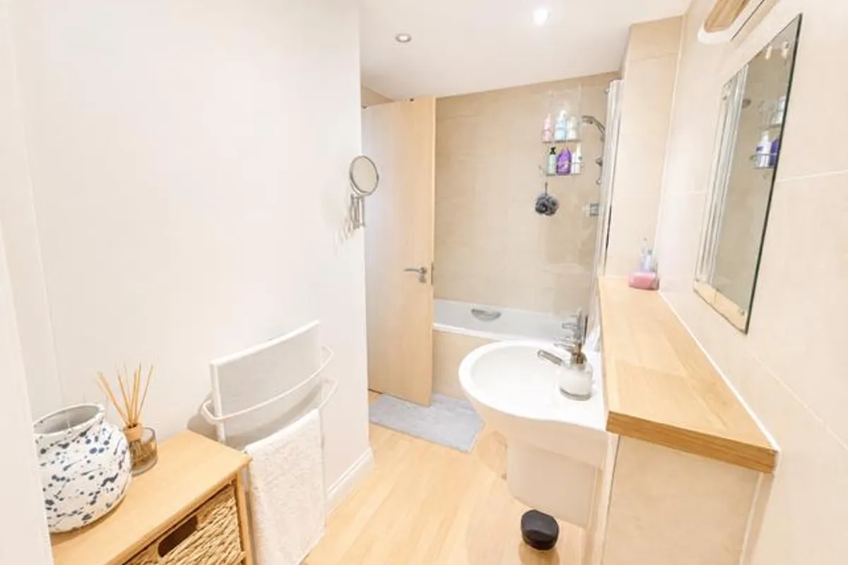 Flat Samuels Crescent in Cardiff