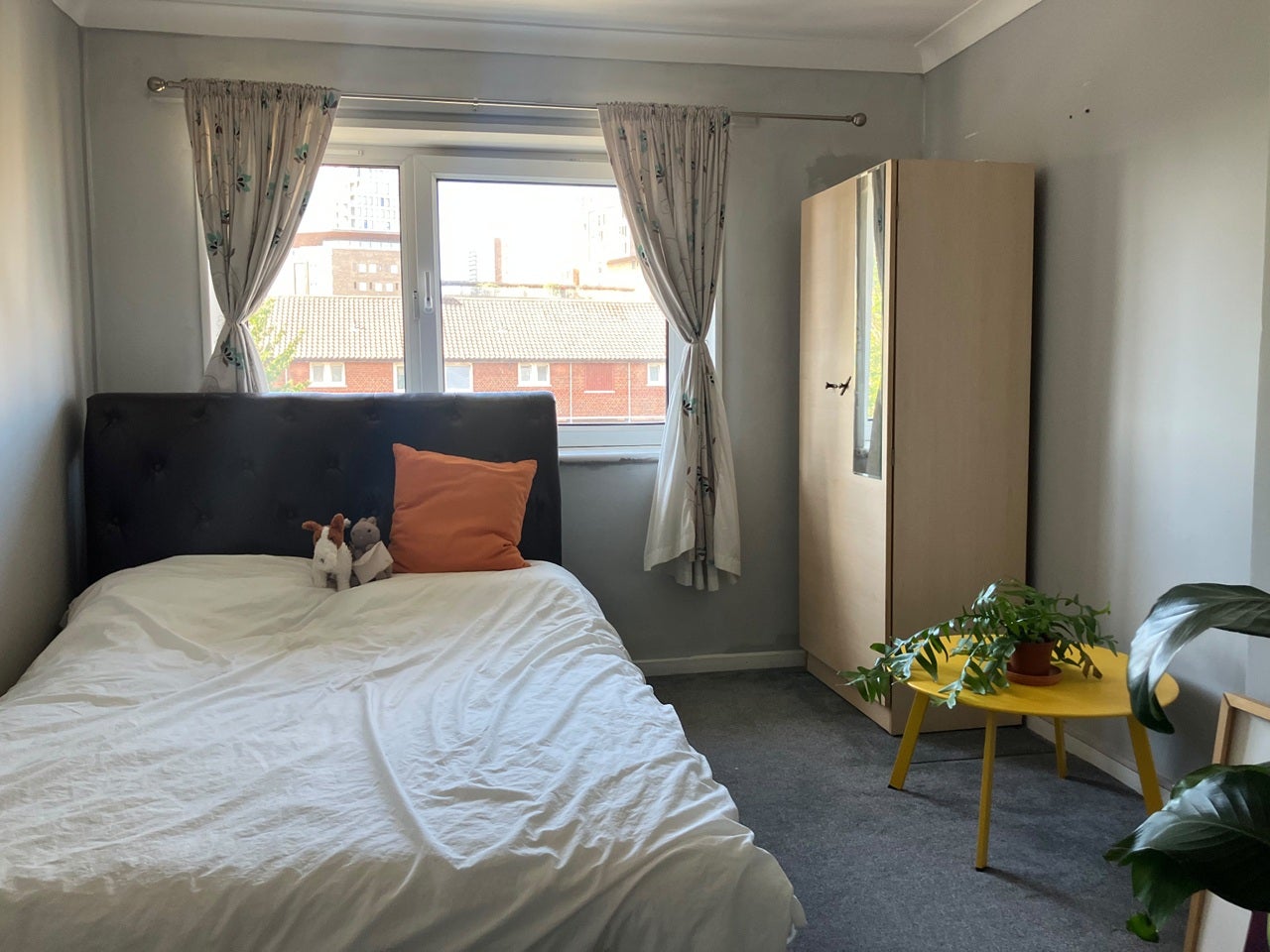 Room Grove Crescent Road in Greater London